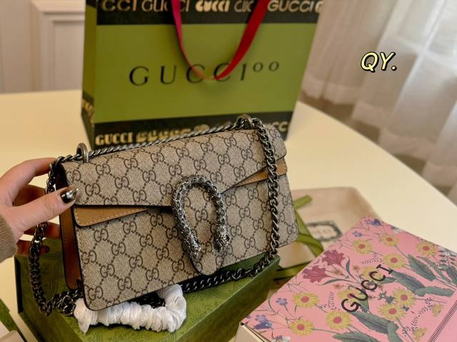 配盒 Size:25 14 Gucci 古驰钻扣酒神链条包 优雅和实用并存的酒神包 包身挺括 耐磨耐刮 不易变形 风格经典复古 时尚度分