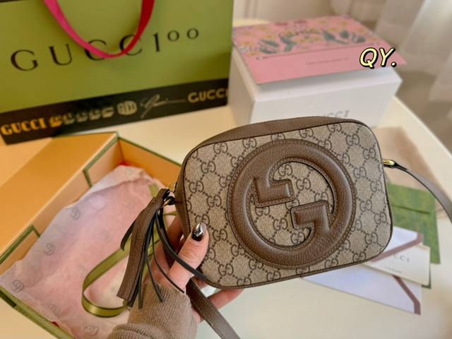 折叠盒 Size:20 14 Gucci 古驰老花流苏相机包 醒目大logo流苏设计 复古文艺大时髦 一整个怀旧风 非常实用百搭的一款包包哟