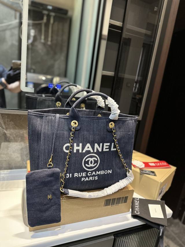 香奈儿chanel 牛仔沙滩包 藏蓝 大容量 日常短期出行背上这一个就足够了 慵懒风满满 上身上镜都非常好看 颜色复古又高级 人手必备款x尺寸37.29