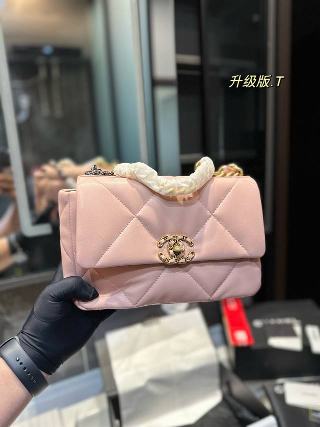 折叠礼盒 Chanel19Cha.Nel19手袋jennie 刘雯 欧阳娜娜同款 在ch.Anel秋冬秀上出现的手袋无疑是今年秋冬最热门的包包之一 Jennie