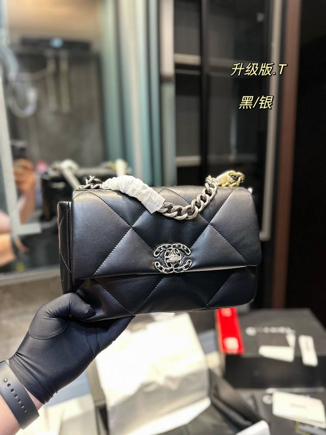 折叠礼盒 Chanel19Cha.Nel19手袋jennie 刘雯 欧阳娜娜同款 在ch.Anel秋冬秀上出现的手袋无疑是今年秋冬最热门的包包之一 Jennie