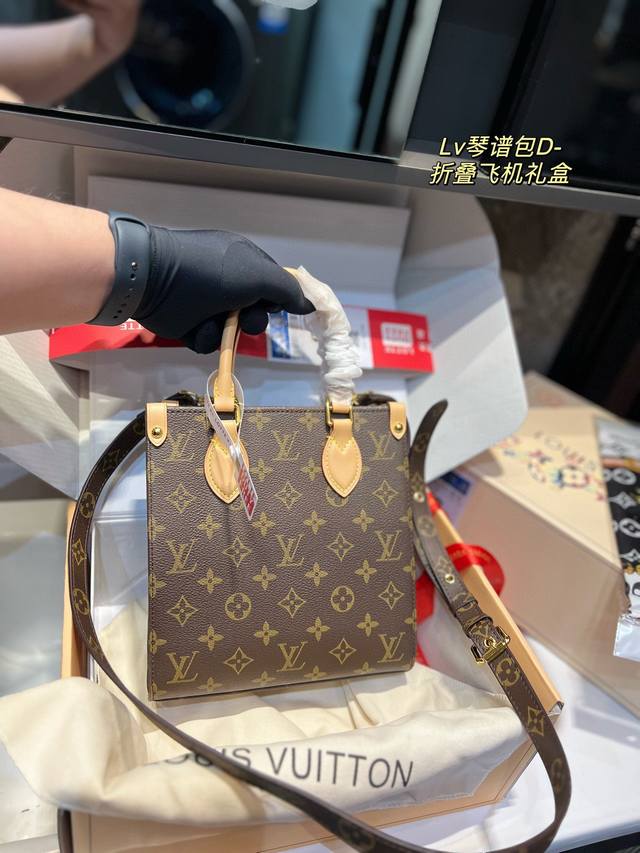 原单 全套包装 原版变色小牛皮 Lv Sac Plat 新款琴谱包 该款手提公事包是一款可以轻易放入文件的纵长 型包包 它设有一个敞开式内口袋,一个手机专用袋