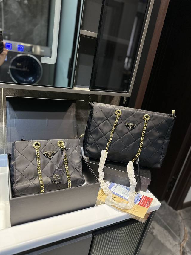 Prada Vintage 尼龙链条降落伞包真的是一眼就爱上了 春夏秋冬都可以背完全百搭 本身包包就超好看 可以有n种背法哦 Yy尺寸大号40Cm小号27Cm