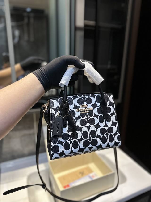 礼盒包装 蔻驰coach Andrea戴妃包24春夏新品好看的造型 简约大气不失典雅和时尚的外观风格轻松驾驭多种场合和搭配风格经典戴妃包款式更是紧跟流行趋势不过