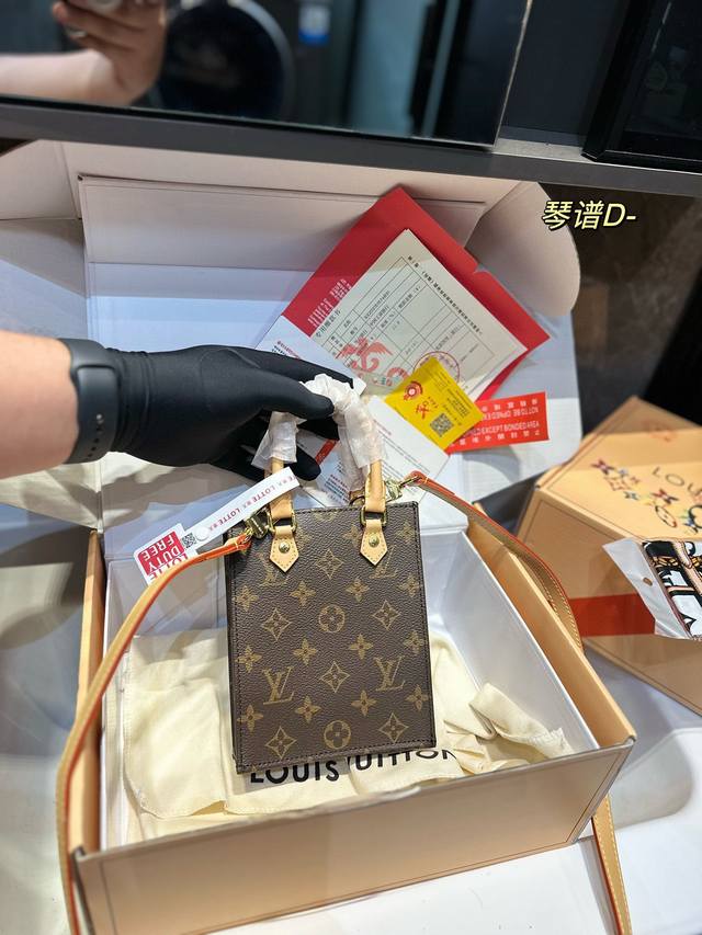 折叠盒飞机盒 定制版 Lv 迷你购物袋 Lv 琴谱包出货 高订黄皮 升级版 配长肩带斜挎可以手提 一上身就秒爱上它 尺寸14.18