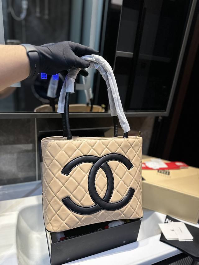 香奈儿chanel 23Ss 中古.手提包 真的开挂了不管是新款 还是中古款.独特的魅力无法抵挡. 可手提可单肩 复古又精致 好看又时髦 尺寸 30*16*25