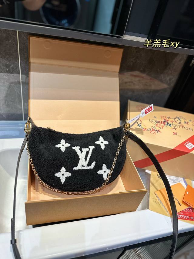 Louis Vuitton 23冬日限定 羊羔毛系列 没人能拒绝秋冬大衣搭配一款羊羔毛iv限定包 包lv曾经出过一次羊羔毛 之前想买这个还一直得去看中古 现在不