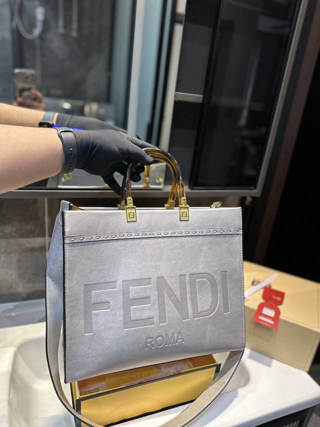 芬迪fendi 托特包 质感爆棚的美 上身真的太太太有质感啦 日常逛街不要太吸晴 J尺寸35.29