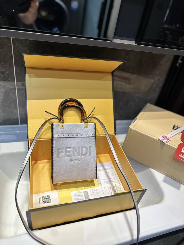 礼盒 芬迪fendi Mini琴谱包 优雅大气 这份质感 小仙女们值得拥有 J尺寸13.17