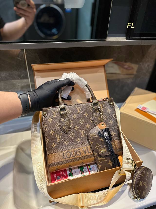 礼盒包装 Lv Onthego 新款丛林包 Onthego绝对是通勤工具包必备单品之一轻盈容量大百搭最最关键不娇气小号的尺寸刚刚好也不像老花的容易撞款 尺寸小号