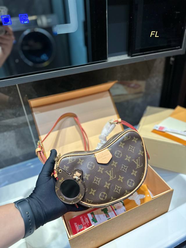 礼盒包装 Lv Monogram牛角肩带可以调节豌豆包配多多一个的挂件小包 和女儿去一起背 也是不错的呢 单肩带背在腋下不大不小 外表可爱 空间也很喜人 适合任