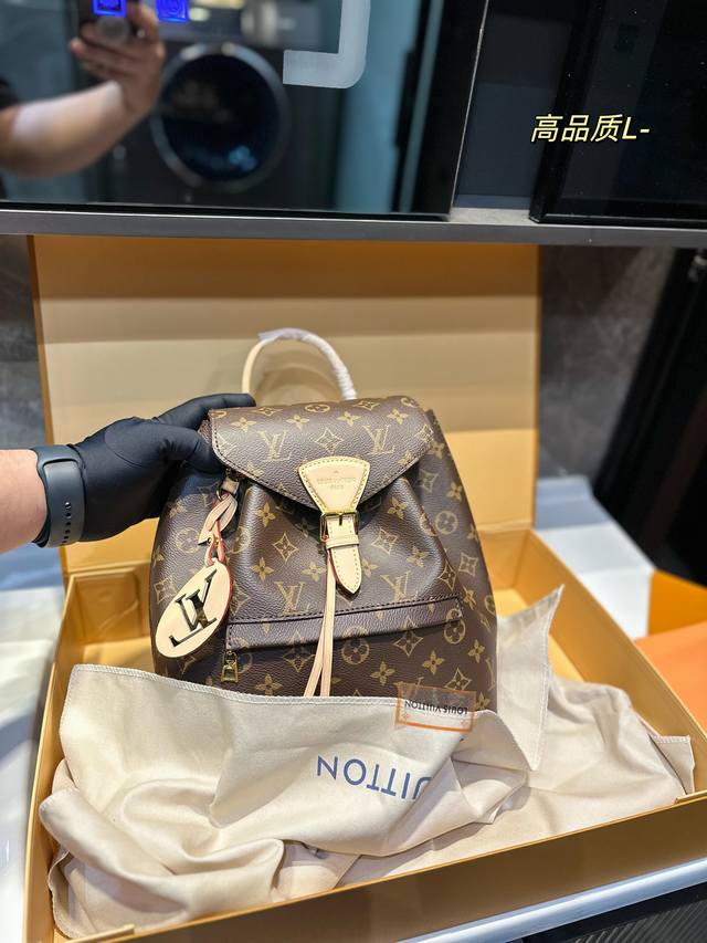 折叠礼盒 Lv Montsouris 双肩包 L家帅气 Montsouris双肩包备受拥戴拥有超久历史 华丽感爆棚 21春夏不可或缺 秀气精致很提气质 喜欢lv