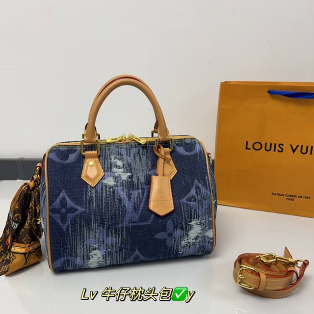 Size:25*17 Lv 路易威登丹宁牛仔波士顿枕头包 复古潮流重磅回归 颜色也太美了吧 时髦又实用 四季百搭绝绝子 出街不撞款不 手拎 斜挎演绎不同时尚潮流