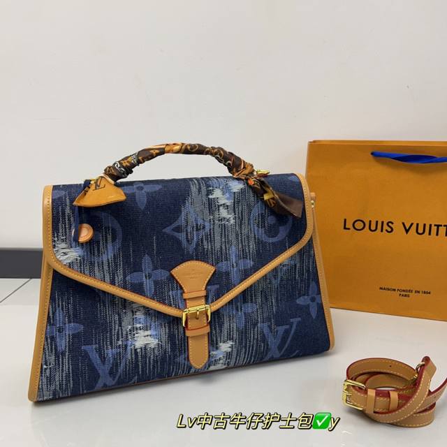 Lv 中古 牛仔护士包 对这种复古包型真的毫无抵抗力 即适合上班族的通勤 又有少女感的俏皮 能将这么多 素都杂糅到一个包里 完 美 在这个包包身上 可以看到非常