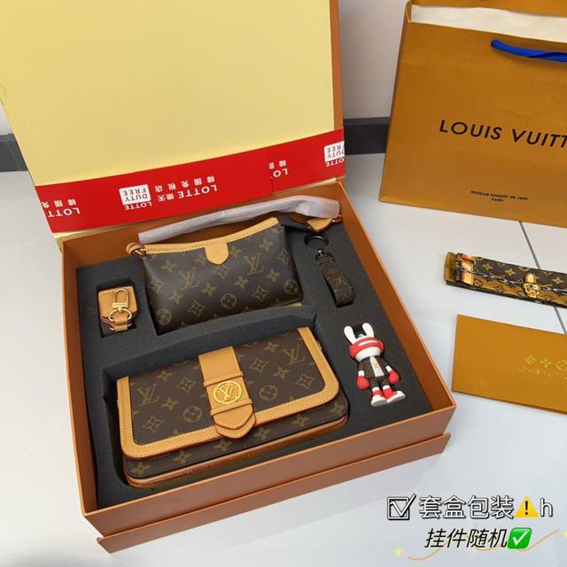 套盒包装 挂件随机 Lv 中古包 单肩斜挎款 搭配长肩带 这款包真的很简单 越看越好看 容量非常感人 轻松装纳日常随身物品 这只包真的要安利大家 简直是搭配神器