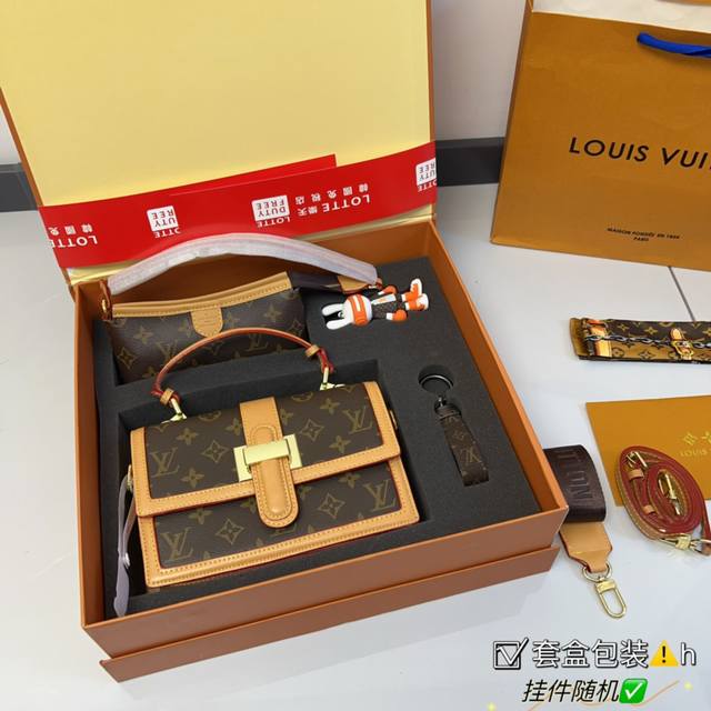 套盒包装 挂件随机 Lv 中古包 单肩斜挎款 搭配长肩带 这款包真的很简单 越看越好看 容量非常感人 轻松装纳日常随身物品 这只包真的要安利大家 简直是搭配神器