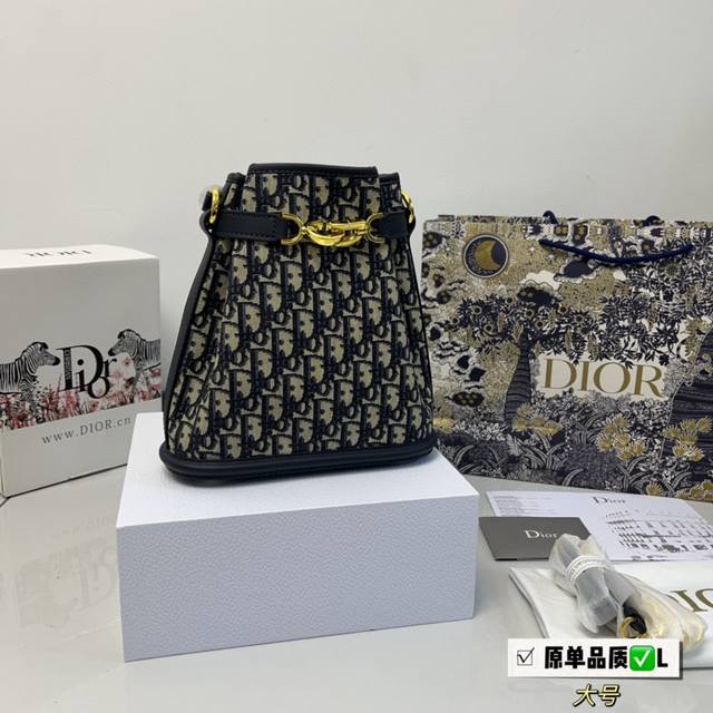 全套包装 升级版 Size 24*24Cm D家 迪奥 是熱腾腾新款cestdior Bag 又酷又甜的水桶包 出門随手一拎就很好看