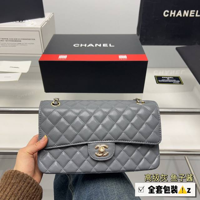 全套包装 复刻版 Chanel 26Cm Cf 无疑是个美胚子简直就是狙击小仙女们心脏的利器珍珠女孩的优雅与温柔就像珍珠本身的特质光泽一般在召唤着双目 有一种召