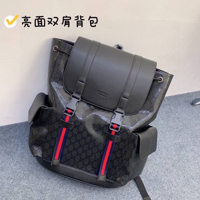 酷奇双肩包 Gucci 双肩包 新品 古奇最热门的双肩包 每个明星网红人手一个的节奏 特点是容量巨大 材质也是今年大热的流行 素 简洁的字母设计可以搭配任何颜色