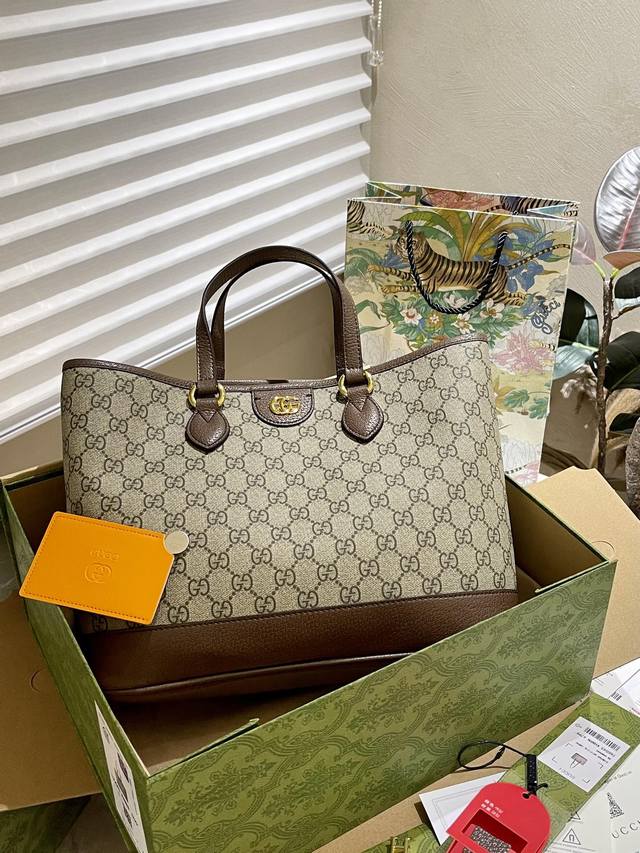 原单牛皮 折叠礼盒 配送gucci 小镜子 Gucci 新款 Tote 购物袋 随性中不失优雅 飒飒的感觉超实用 当之无愧的百搭之王 搭配任何风格完全没问题 尺