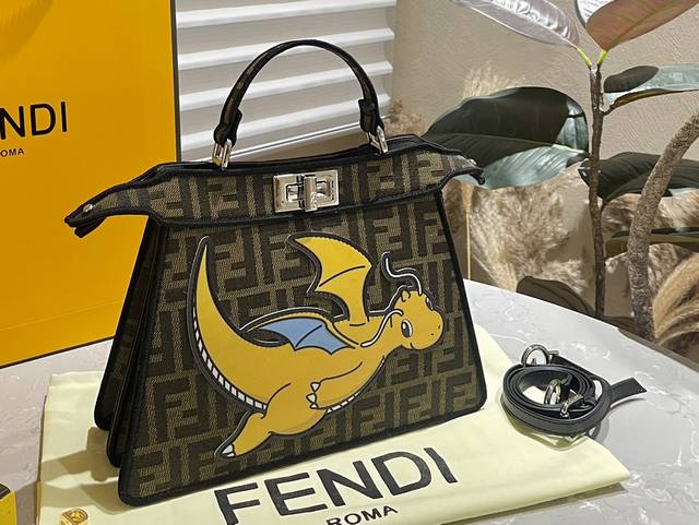 折叠礼盒 Fendi X 藤原浩fragment X Pokemon 三方眹名犮年系列 尺寸 28 22Cm F家 Fendi Peekabo 购物袋 经典的t