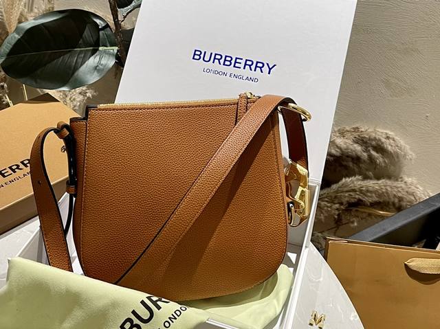 折叠礼盒 时髦藏在设计里burberry Knight Bag 新设计师 Daniel Lee首秀设计之一 Knight Bag 马形状的环扣是亮点哦 尺寸 2