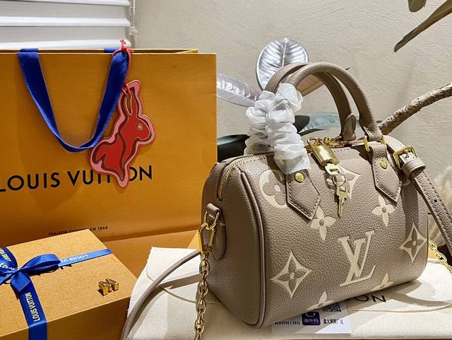 牛皮 折叠礼盒 Lv 新配色 Speedy 牛皮 大象灰枕头包 Lv 新款系列 枕头包 手袋,全网首发 Lv Speedy Nano 枕头包这款retiro 手