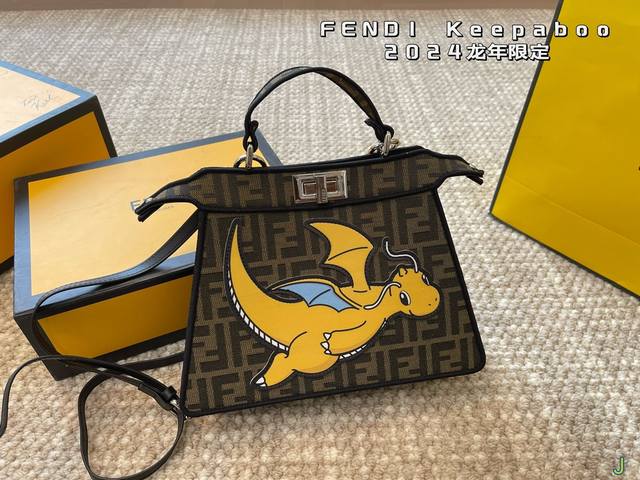 芬迪fendi Keepaboo小猫包 2024龙年限定 Fendi&藤原浩&宝可梦的三方联名 主打一个实用 而且快龙的造型可爱又好看 尺寸28 20