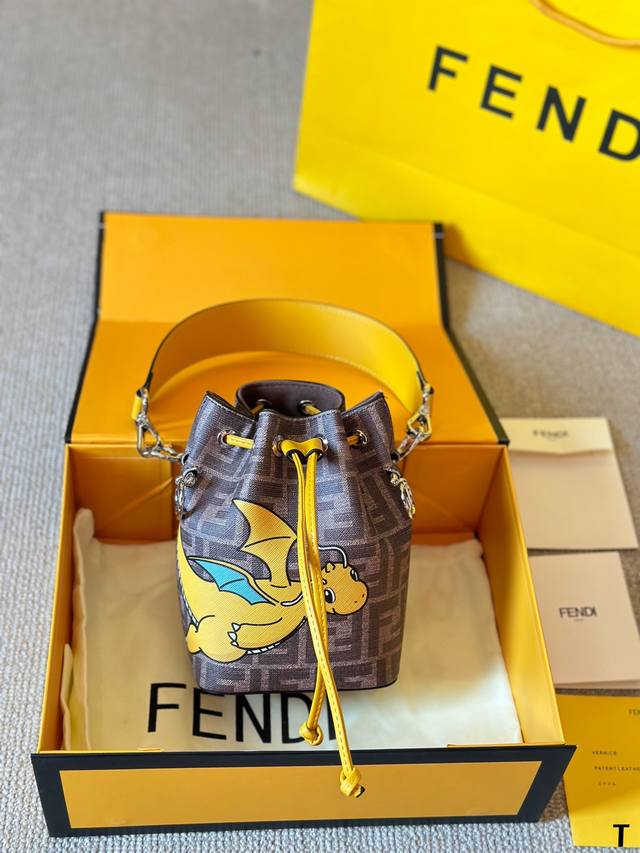 原版布 Fendi X 藤原浩fragment X Pokemon 三方眹名犮年系列 尺寸 12 18Cm F家 Fendi Peekabo 水桶包 经典的to