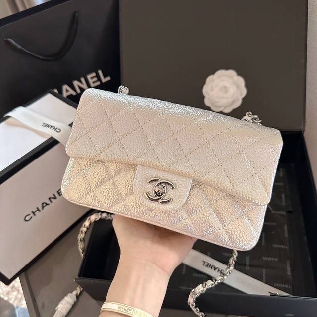 折叠礼盒包装 Chanel 限定 绝美珠光渐变 Cf20 手袋 羊皮 是越用越高级的那种 实物要比照片更高级的 纹路 正反两面的菱格皮纹全部手工对纹 包括弧度