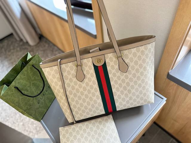 原版品质 精工制作gucci 古奇 24新配色 燕麦色 Tote包 购物袋 男女同款 注意细节 这款购物袋将标志性图案与经典印花相结合这种经典搭配表现了对guc