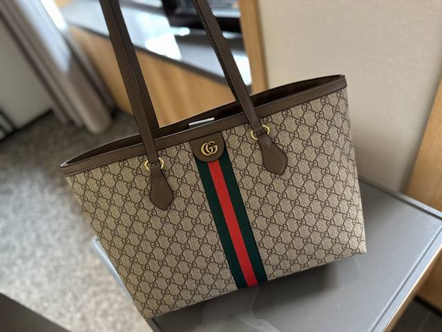 原版品质 精工制作gucci 古奇 24新配色 燕麦色 Tote包 购物袋 男女同款 注意细节 这款购物袋将标志性图案与经典印花相结合这种经典搭配表现了对guc