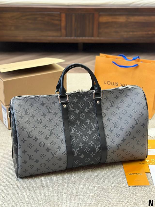 牛皮版本 Lv 限量款 Keepall 50旅行袋 机场包 无论版型 内里和专柜毫无差别 真正原版复刻 内里可拆卸 火遍全球的爆款机场大包 机车女神包 明星同款