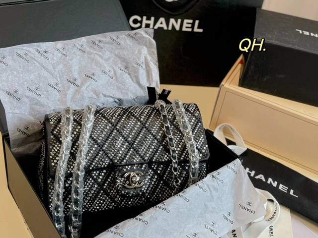 折叠盒 Size:25 15 Chanel 香奈儿cf水钻链条包 颜色别具一格 Bling Bling即视感 实物巨闪 真的美到炸裂 简直是女生梦幻中的包包 超