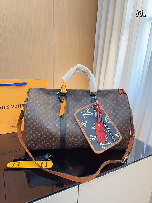 Lv 路易威登联名款keepall 斜跨包旅行包 一只帅气能装的旅行袋 时尚爆发款火热来袭 经典设计大气可观男女通用款 包包采用原版皮质 超级厚实 耐磨 耐用原