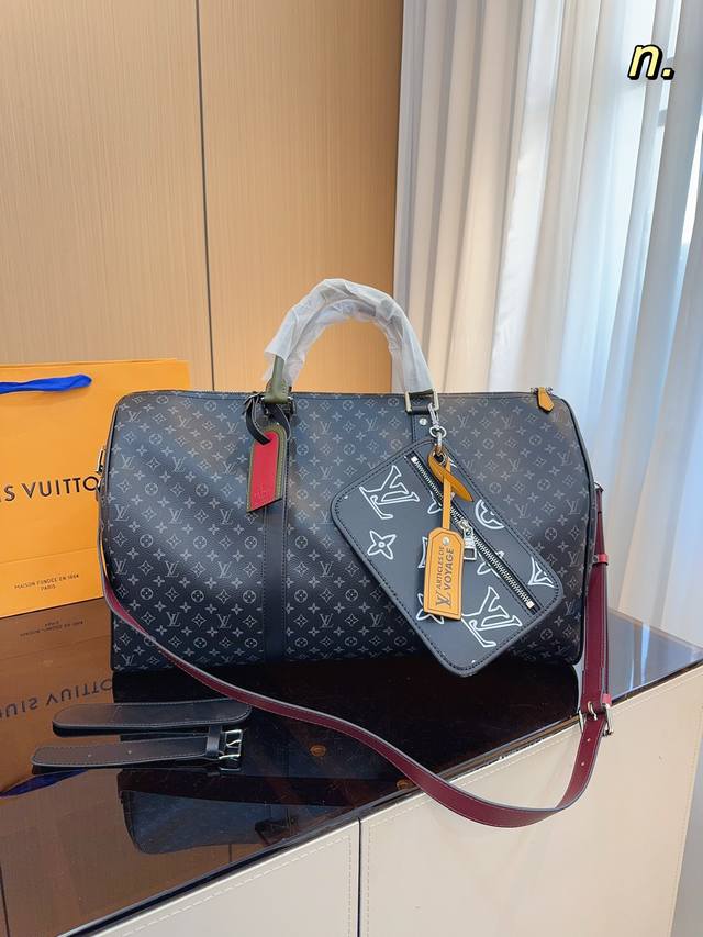 Lv 路易威登联名款keepall 斜跨包旅行包 一只帅气能装的旅行袋 时尚爆发款火热来袭 经典设计大气可观男女通用款 包包采用原版皮质 超级厚实 耐磨 耐用原