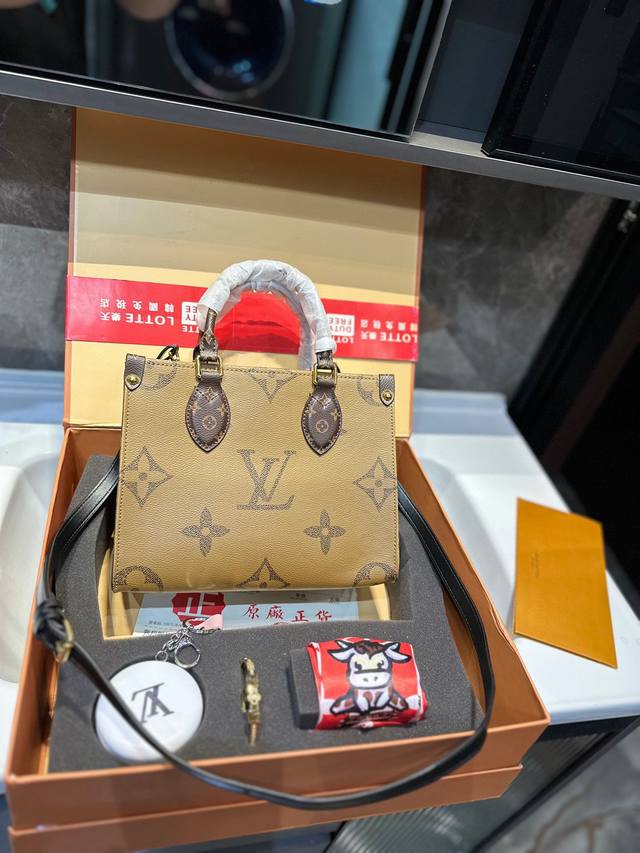 礼盒包装 Lv A B面原料 Onthego妈咪袋 性价比之王这是一款超赞的包型 灵感来自于恶搞lv的街头品牌 曾经的曾经 Louis Vll Litton永远