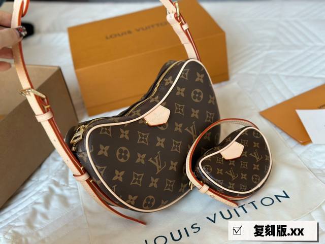 背上它大家都要夸 Lv Monogram牛角肩带可以调节豌豆包配多多一个的挂件小包 和女儿去一起背 也是不错的呢 单肩带背在腋下不大不小 外表可爱 空间也很喜人