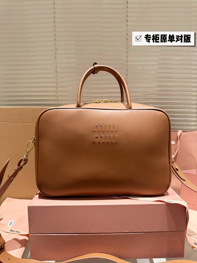 配全套包装 Size 35*22Cm Miumiu保龄球 公文包 采用小牛皮 皮质光滑细腻柔软 棉质缎面衬里 背起来都很nice 哦 可手拎也可斜挎 出场就是m