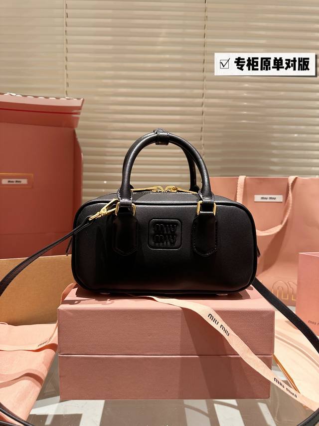 全套包装 Size 23*11Cm Miumiu保龄球 公文包 包包甜度刚好 很难不爱啊啊 可手拎也可斜挎 绝对不是小废包哦容量足足的 出场就是miumiu小公