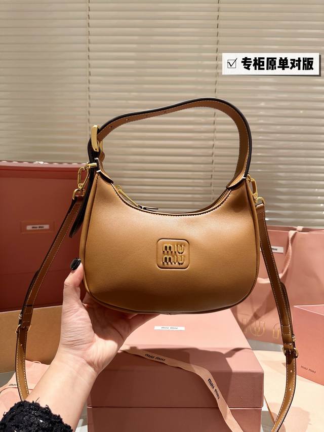 配全套包装 Size 23*13Cm Miumiu这新包 23新款hobo 太好搭配了 能拎 能挽 能肩背 有肩带 可咸 可甜 可ac Alcohol Coff - 点击图像关闭