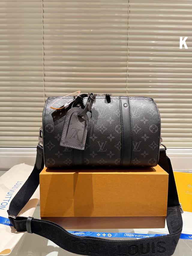 Lv X Nigo Keepall Xs 21 枕头包 手袋是一款理想的都市手袋 标志性的造型与经典的 Monogram 帆布 加之多种携带方式和奢华的天然牛皮