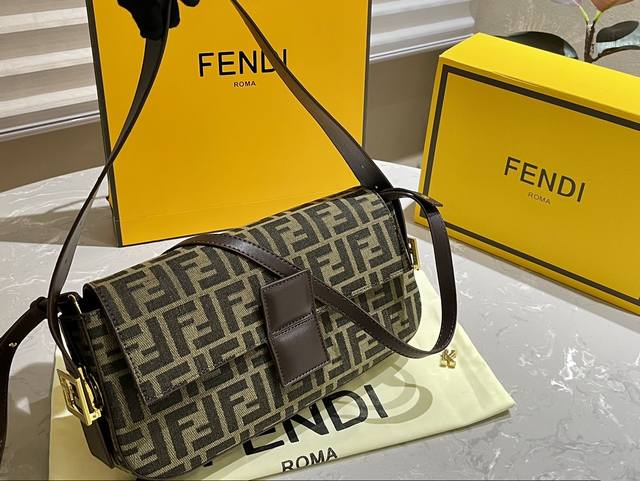 折叠礼盒 Fendi 新款 腋下法棍包 2024年米兰时装周街拍中 潮人们背的最多的包包大概就是fendi芬迪的这款腋下包了 经典布料 有种慵慵懒懒的街头风 戚