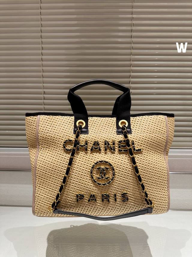 原版布 Chanel 新款帆布沙滩包购物袋 Chanel帆布沙滩包每年都会出新的款 跟老款不同的logo装饰更加高端大气 容量超级可妈咪包 沙滩包采用帆布材质裂