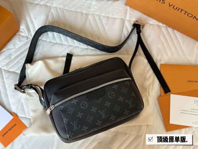 Lv Outdoor邮差包 规格:L26.0Xh20.0Xw10.5Cm 男包推荐 Iv Outdoor邮差包害 通勤包必备款 真的很推荐这款 可以斜挎 可以单