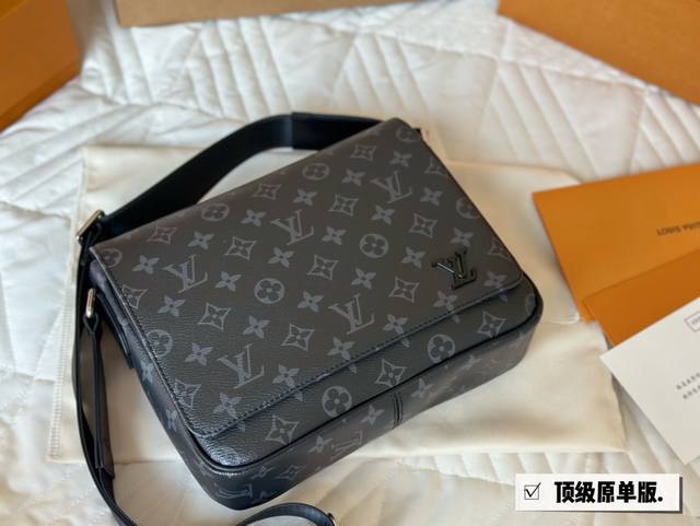 复刻版 牛皮 Lv District 单肩包 #每秒都值得记录 District 单肩包 M44000 尺寸 25*22*7Cm 经典翻盖邮差包 轻便容量大又采