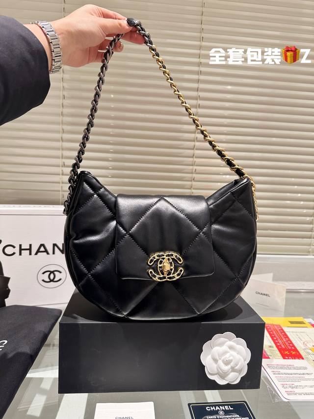 原单 Chanel 24K腋下流浪包 慵懒随性又好背 上身满满的惊喜 高级慵懒又随性 彻底心动的一只 Size 29Cm