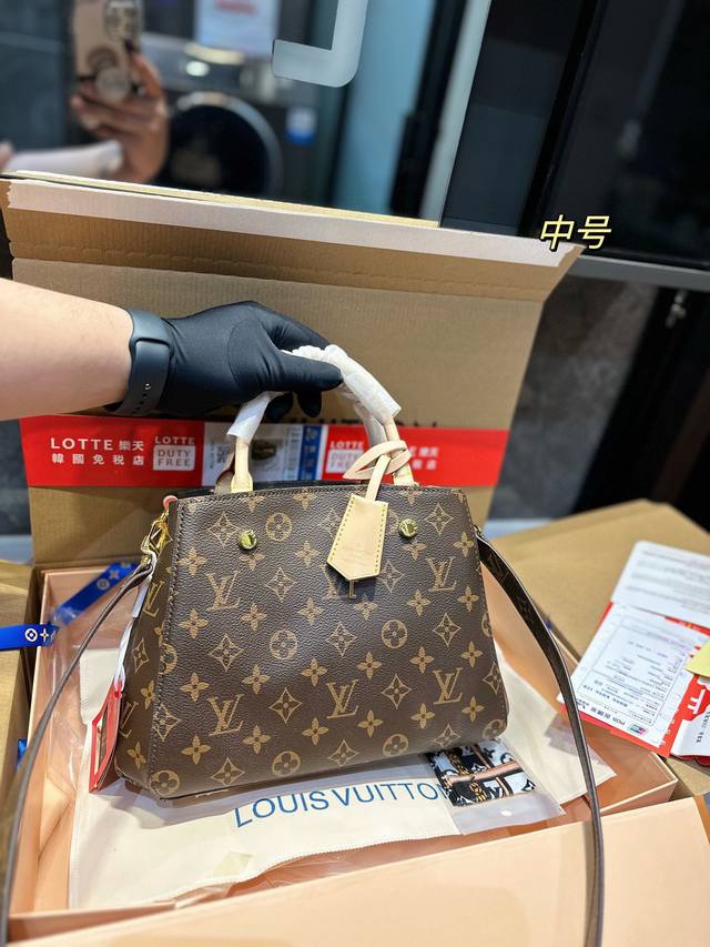 全套包装 Lv蒙田包变色牛皮 Louisvuitton 专柜同步 引领时尚潮流 细致纹理清晰 原版五金件用不掉色 顶级原单变色皮 原版pvc配头层牛皮细致出品手