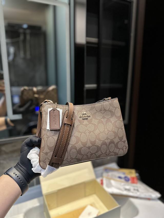 礼盒包装 Coach蔻驰 新款penelope Shoulder Bag 皮质垫肩设计 有效分散肩颈压力 使我们感觉更加舒适 双隔层设计 易于分类 使出行收纳更