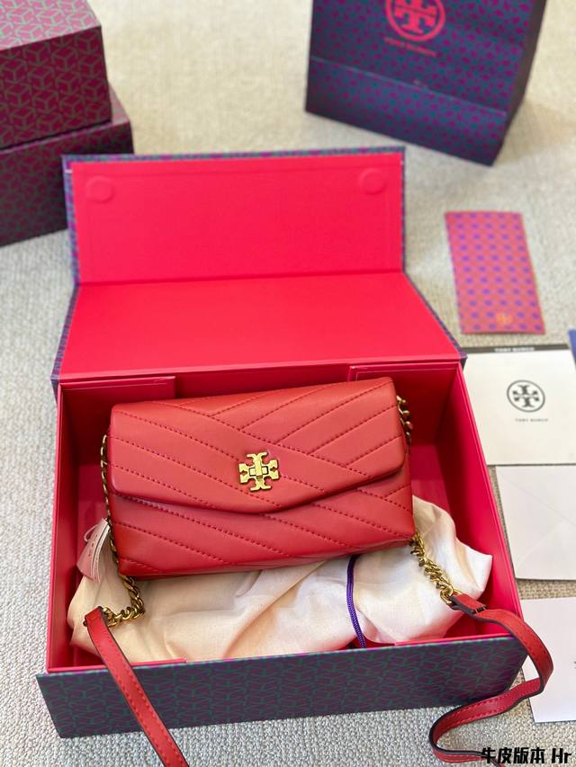 牛皮版本 汤丽柏琦tory Burch 小羊皮 Kira翻盖包包 Kira系列都很的大气 百搭 上班通勤都可以背 日常 使用率超级高 尺寸21 12Cm